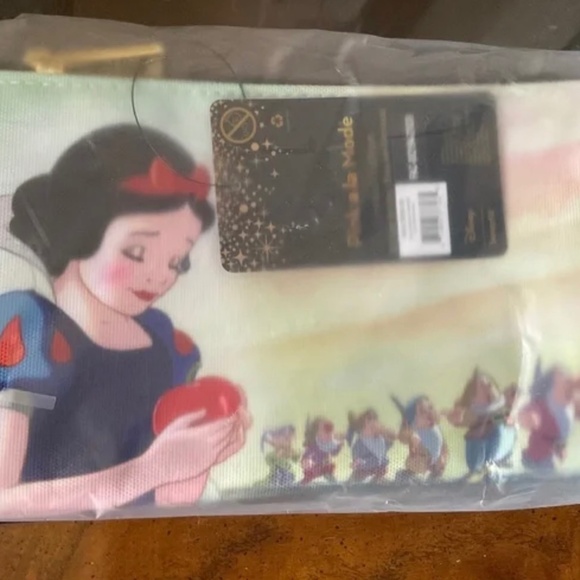 LOUNGELY SNOW WHITE PALM COIN BAG NWT - Picture 1 of 2